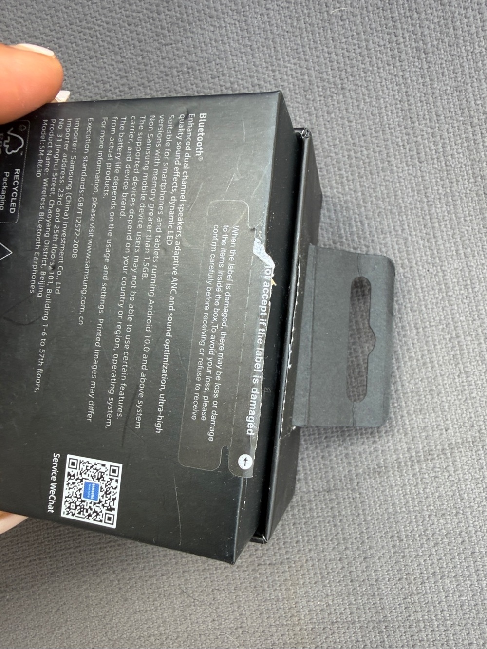 Samsung Galaxy Buds3 Pro - Black Box with White Earbud Image - Picture 6 of 6